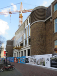 844258 Gezicht op de bouw van winkels aan de achterzijde van het voormalige Hoofdpostkantoor (Neude 11) te Utrecht, aan ...